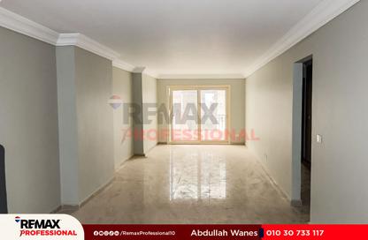 Apartment - 3 Bedrooms - 2 Bathrooms for rent in Madkhal Sharkt Al Nakhl Wa Al Handasa St. - Smouha - Hay Sharq - Alexandria