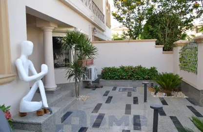Townhouse - 3 Bedrooms - 4 Bathrooms for sale in Greens - 6th District - Sheikh Zayed City - Giza