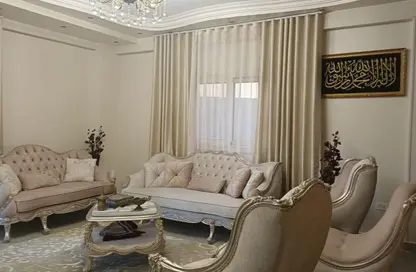 شقة - 3 غرف نوم - 3 حمامات للبيع في المجاورة الخامسة - المنطقة الرابعة - مدينة الشروق - القاهرة