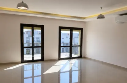 شقة - 3 غرف نوم - 3 حمامات للايجار في ذا كورت ياردز - كمبوندات الشيخ زايد - الشيخ زايد - الجيزة