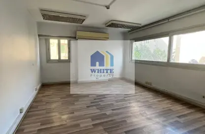 طابق كامل - استوديو - 8 حمامات للايجار في شارع مصدق - الدقي - الجيزة