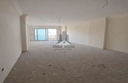 شقة - 4 غرف نوم - 3 حمامات للبيع في شارع إبراهيم نصير - لوران - حي شرق - الاسكندرية