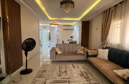 Apartment - 3 Bedrooms - 2 Bathrooms for sale in 50th Street - Zahraa El Maadi - Hay El Maadi - Cairo