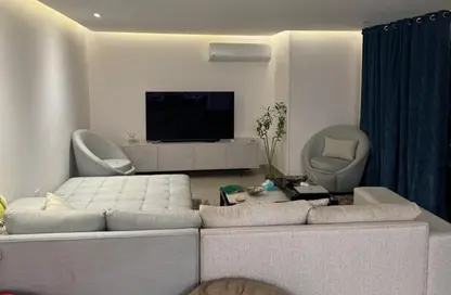 Apartment - 4 Bedrooms - 3 Bathrooms for sale in Al Mahdi Bin Baraka St. - Al Hadiqah Al Dawliyah - 7th District - Nasr City - Cairo