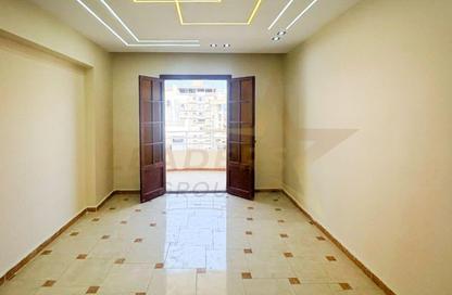 Apartment - 3 Bedrooms - 1 Bathroom for sale in Gamal Abdel Nasser Road - El Asafra Bahary - Asafra - Hay Than El Montazah - Alexandria