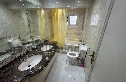 شقة - 2 غرف نوم - 2 حمامات للايجار في شارع عدن - المهندسين - الجيزة
