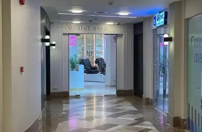 محل تجاري - استوديو - 2 حمامات للبيع في كارجو مول - شارع الشباب - الشيخ زايد - الجيزة