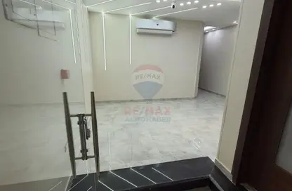 Office Space - 2 Bedrooms - 1 Bathroom for rent in The Gate Plaza Mall - 10th District - Sheikh Zayed City - Giza