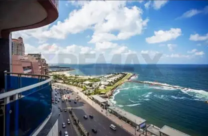 شقة - 4 غرف نوم - 4 حمامات للبيع في سان ستيفانو - حي شرق - الاسكندرية