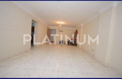 Apartment - 3 Bedrooms - 2 Bathrooms for sale in Al Molazem Sameh St. - Bolkly - Hay Sharq - Alexandria