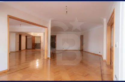 شقة - 4 غرف نوم - 3 حمامات للبيع في شارع الاقبال - لوران - حي شرق - الاسكندرية