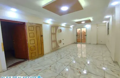 Apartment - 3 Bedrooms - 1 Bathroom for rent in Al Geish Road - Laurent - Hay Sharq - Alexandria