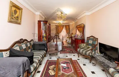 Apartment - 2 Bedrooms - 1 Bathroom for sale in Omar Al Mokhtar St. - Janaklees - Hay Sharq - Alexandria
