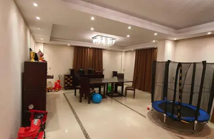 فيلا - 8 غرف نوم - 8 حمامات للبيع في الحي السادس - مدينة العبور - القليوبية