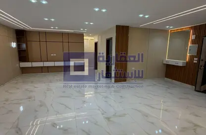 شقة - 4 غرف نوم - 3 حمامات للبيع في الحي الرابع - مدينة 6 أكتوبر - الجيزة