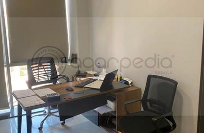 مساحات مكتبية - استوديو - 2 حمامات للايجار في حياتى ريزيدنس - المستثمرين الشمالية - مدينة القاهرة الجديدة - القاهرة