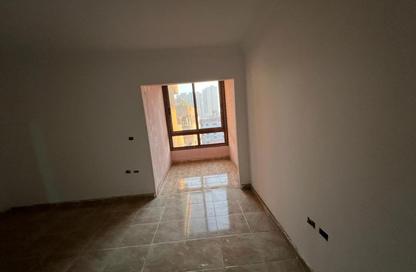 Apartment - 3 Bedrooms - 2 Bathrooms for sale in Cornish El Nile St. - Maadi - Hay El Maadi - Cairo