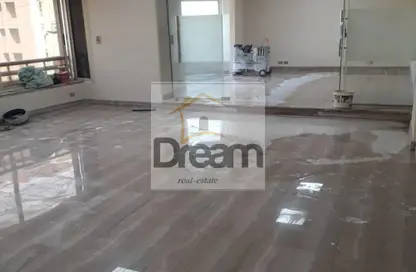 مكتب عمل جماعي - 8 غرف نوم - 8 حمامات للايجار في شارع لبنان - المهندسين - الجيزة