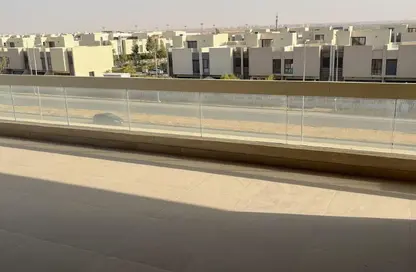 شقة - 3 غرف نوم - 3 حمامات للايجار في كمبوند البروج - كمبوندات الشروق - مدينة الشروق - القاهرة