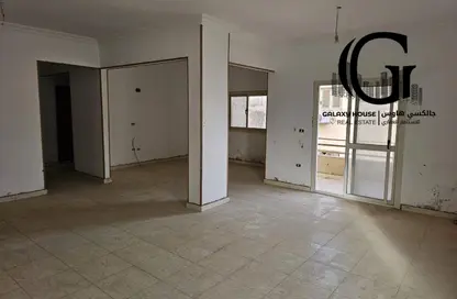 شقة - 3 غرف نوم - 1 حمام للبيع في المجاورة الثالثة - المنطقة الثامنة - مدينة الشروق - القاهرة