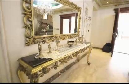 Villa - 5 Bedrooms - 7 Bathrooms for sale in Royal City - Sheikh Zayed Compounds - Sheikh Zayed City - Giza