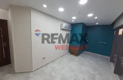 Office Space - 2 Bedrooms - 1 Bathroom for rent in The Gate Plaza Mall - 10th District - Sheikh Zayed City - Giza