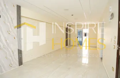 Apartment - 3 Bedrooms - 1 Bathroom for sale in Khaled Ibn Al Walid St. - Miami - Hay Awal El Montazah - Alexandria