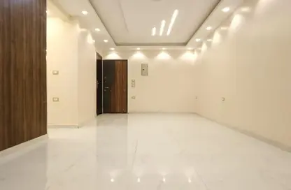 شقة - 3 غرف نوم - 2 حمامات للايجار في البوابة الاولي - خوفو - حدائق الاهرام - الجيزة