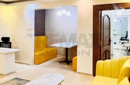 شقة - 4 غرف نوم - 1 حمام للايجار في شارع المعسكر الرومانى - رشدي - حي شرق - الاسكندرية