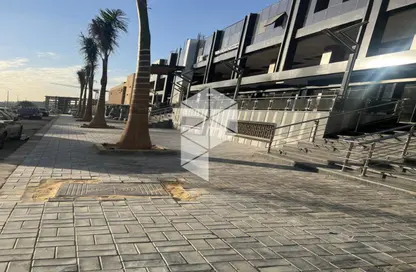 Shop - Studio - 2 Bathrooms for sale in North Teseen St. - The 5th Settlement - New Cairo City - Cairo