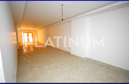 Apartment - 3 Bedrooms - 2 Bathrooms for sale in Al Safa St. - Smouha - Hay Sharq - Alexandria