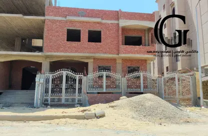 بناية كاملة - 6 غرف نوم - 4 حمامات للبيع في المجاورة السادسة - الاسكان العائلي - مدينة الشروق - القاهرة