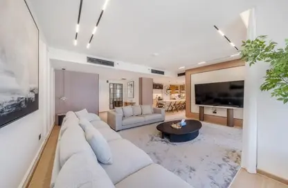 Apartment - 3 Bedrooms - 3 Bathrooms for sale in Royal City - Sheikh Zayed Compounds - Sheikh Zayed City - Giza