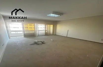 Office Space - 5 Bedrooms - 2 Bathrooms for rent in Salah Salem St. - Roxy - Heliopolis - Masr El Gedida - Cairo