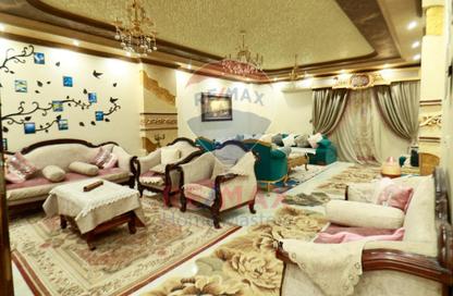 Whole Building - 3 Bedrooms - 2 Bathrooms for sale in Al Amn Al Markazi St. - Al Mansoura - Al Daqahlya