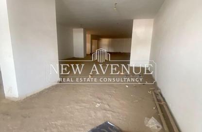 Retail - Studio - 2 Bathrooms for rent in Zahraa Al Maadi St. - Degla - Hay El Maadi - Cairo