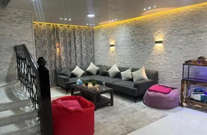 فيلا - 5 غرف نوم - 4 حمامات للبيع في طريق الشروق - المجاورة الاولي - الحي الثامن - مدينة الشروق - القاهرة