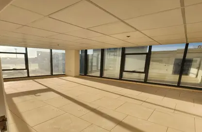 عيادة - 3 غرف نوم - 1 حمام للبيع في طريق السويس - مدينة القاهرة الجديدة - القاهرة