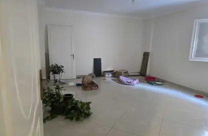 شقة - 2 غرف نوم - 2 حمامات للبيع في شارع النيل الأبيض - ميت عقبة - الجيزة