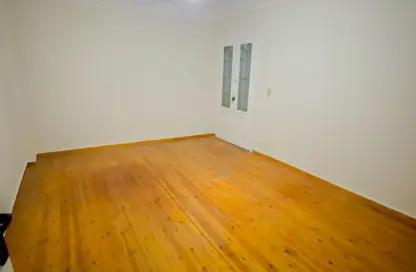 شقة - 3 غرف نوم - 2 حمامات للايجار في شارع الاقبال - لوران - حي شرق - الاسكندرية