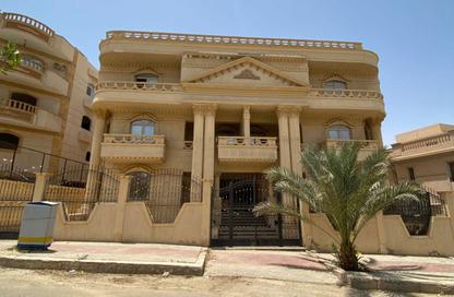 فيلا - 8 غرف نوم - 8 حمامات للبيع في المجاورة الاولي - الحي الثالث غرب - مدينة الشروق - القاهرة