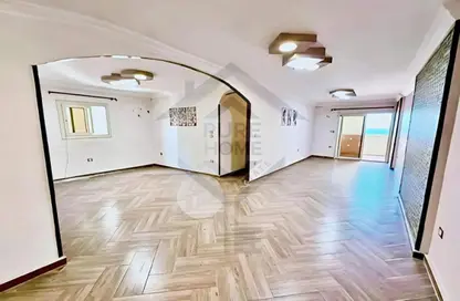 شقة - 3 غرف نوم - 2 حمامات للبيع في شارع بورسعيد - سبورتنج - حي شرق - الاسكندرية