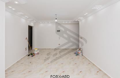 Apartment - 3 Bedrooms - 1 Bathroom for sale in Al Geish Road - Camp Chezar - Hay Wasat - Alexandria