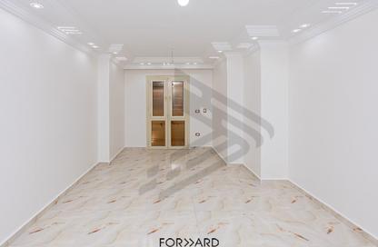 Apartment - 3 Bedrooms - 1 Bathroom for sale in Al Geish Road - Camp Chezar - Hay Wasat - Alexandria