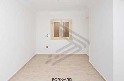 Apartment - 3 Bedrooms - 1 Bathroom for sale in Al Geish Road - Camp Chezar - Hay Wasat - Alexandria