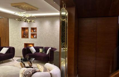 Villa - 5 Bedrooms - 5 Bathrooms for sale in Royal City - Sheikh Zayed Compounds - Sheikh Zayed City - Giza