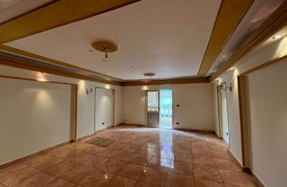 Apartment - 3 Bedrooms - 2 Bathrooms for rent in Camp Chezar - Hay Wasat - Alexandria