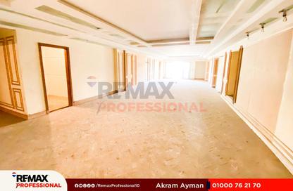 Apartment - 5 Bedrooms - 3 Bathrooms for sale in Abdel Salam Aref St. - Glim - Hay Sharq - Alexandria