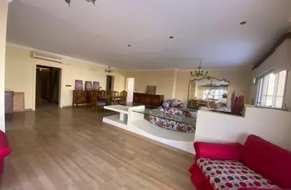 شقة - 5 غرف نوم - 2 حمامات للايجار في شارع نادي الصيد - الدقي - الجيزة