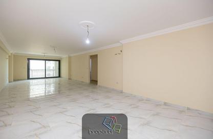 Apartment - 3 Bedrooms - 3 Bathrooms for rent in Nady Smouha Al Riyadi St. - Smouha - Hay Sharq - Alexandria